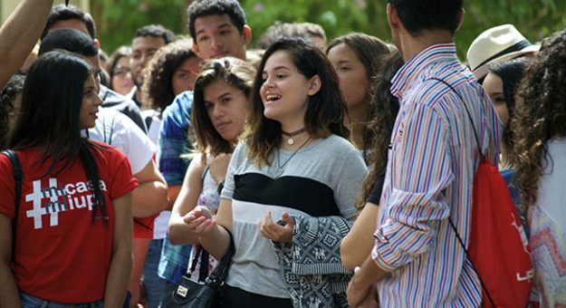 Estudiantes nuevo ingreso durante su primer día de orientación