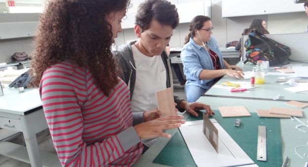 Jóvenes durante el taller de arquitectura UPR