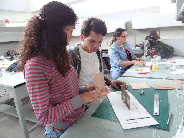 Jóvenes durante el taller de arquitectura UPR Jóvenes durante el taller de arquitectura UPR