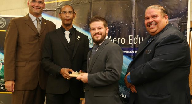 De izquierda a derecha. Carlos Ruiz, Prof. Wilmer Arroyo, el estudiante Jonathan Ruiz y José Planas.