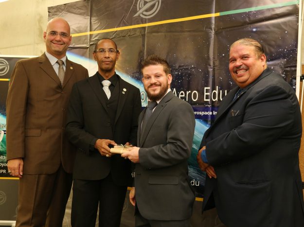 De izquierda a derecha. Carlos Ruiz, Prof. Wilmer Arroyo, el estudiante Jonathan Ruiz y José Planas. De izquierda a derecha. Carlos Ruiz, Prof. Wilmer Arroyo, el estudiante Jonathan Ruiz y José Planas.