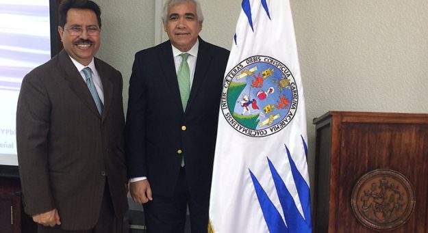Dr. César Morataya (izq) y Dr. Hiram Arroyo (der)