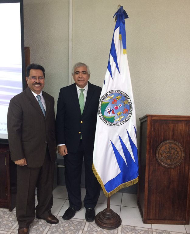 Dr. César Morataya (izq) y Dr. Hiram Arroyo (der) Dr. César Morataya (izq) y Dr. Hiram Arroyo (der)