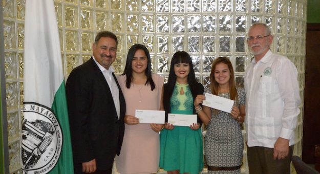 El Ing. Ángel Pérez, las becadas: Sujeily P. Fonseca, Keila E. Hernández y Xiomara L. Montalvo, durante la entrega en la Oficina de Rector del RUM. (Foto por: Carlos Díaz/Prensa RUM)