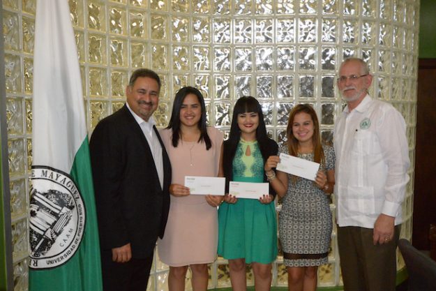 El Ing. Ángel Pérez, las becadas: Sujeily P. Fonseca, Keila E. Hernández y Xiomara L. Montalvo, durante la entrega en la Oficina de Rector del RUM. (Foto por: Carlos Díaz/Prensa RUM) El Ing. Ángel Pérez, las becadas: Sujeily P. Fonseca, Keila E. Hernández y Xiomara L. Montalvo, durante la entrega en la Oficina de Rector del RUM. (Foto por: Carlos Díaz/Prensa RUM)
