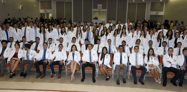 Ceremonia de Investidura de Bata Blanca, Escuela de Medicina Ceremonia de Investidura de Bata Blanca, Escuela de Medicina