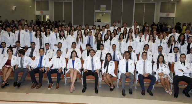 Ceremonia de Investidura de Bata Blanca, Escuela de Medicina