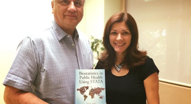 Los doctores Erick Suárez y Cynthia Pérez presentaron el libro Biostatistics in Public Health Using STATA