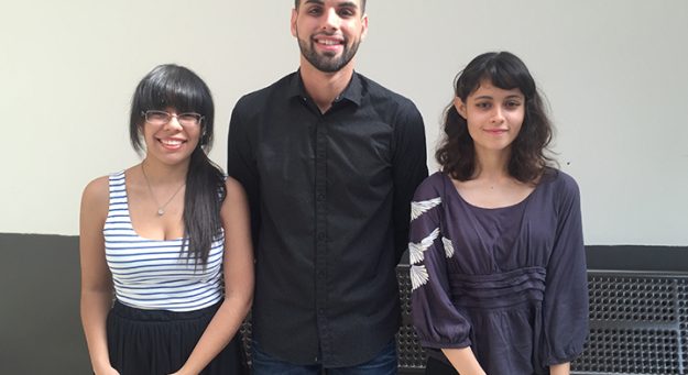 En la foto, los estudiantes Agnes Pabón, Arnaldo García y Desirée Rivera