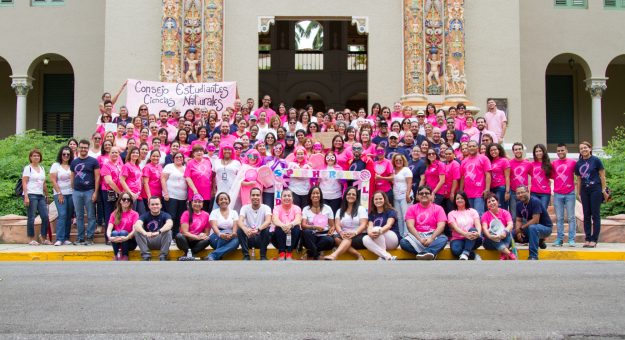 Estudiantes y empleados en la emblemática Torre.