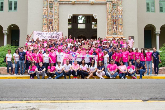 Estudiantes y empleados en la emblemática Torre. Estudiantes y empleados en la emblemática Torre.