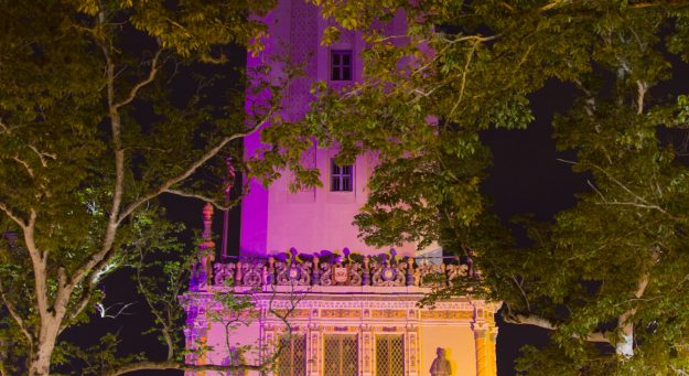 Iluminan de rosa la Torre de la UPR en mensaje de prevención sobre cáncer de mama