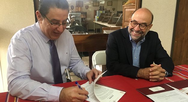Dr. Mario Medina Cabán, rector de la UPR-Cayey y el Dr. César Rey Hernández, director ejecutivo de la Fundación Puertorriqueña de las Humanidades
