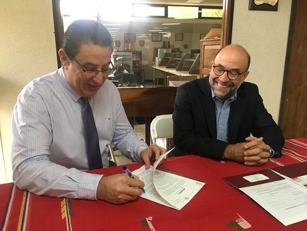 Dr. Mario Medina Cabán, rector de la UPR-Cayey y el Dr. César Rey Hernández, director ejecutivo de la Fundación Puertorriqueña de las Humanidades