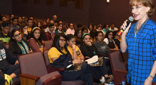 Presidenta Interina de la UPR, Celeste Freytes, vista Escuela especializada de Bellas Artes en Humacao para llevar información a estudiantes de Escuela superior sobre los ofrecimientos de la UPR.