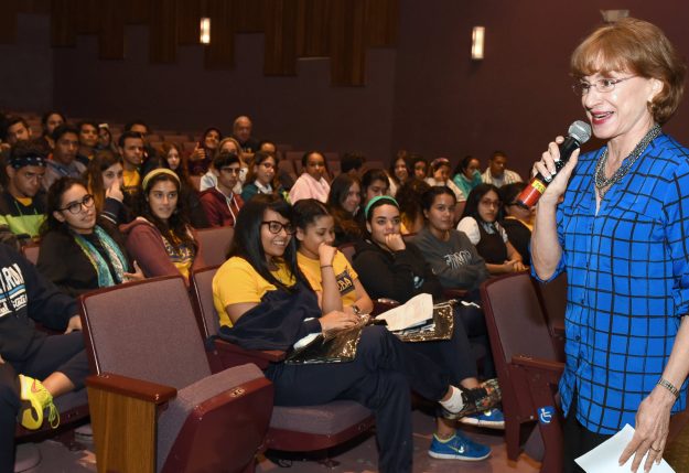 Presidenta Interina de la UPR, Celeste Freytes, vista Escuela especializada de Bellas Artes en Humacao para llevar información a estudiantes de Escuela superior sobre los ofrecimientos de la UPR. Presidenta Interina de la UPR, Celeste Freytes, vista Escuela especializada de Bellas Artes en Humacao para llevar información a estudiantes de Escuela superior sobre los ofrecimientos de la UPR.