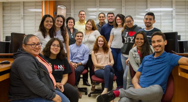 Estudiantes de Administración de Empresas de UPR en Río Piedras junto a la profesora Carmen Espina