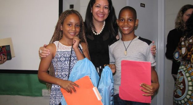 Anaís Rachel Zorilla y Bryan Luis Javier junto a una de las profesoras mentoras