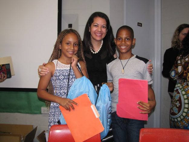 Anaís Rachel Zorilla y Bryan Luis Javier junto a una de las profesoras mentoras Anaís Rachel Zorilla y Bryan Luis Javier junto a una de las profesoras mentoras