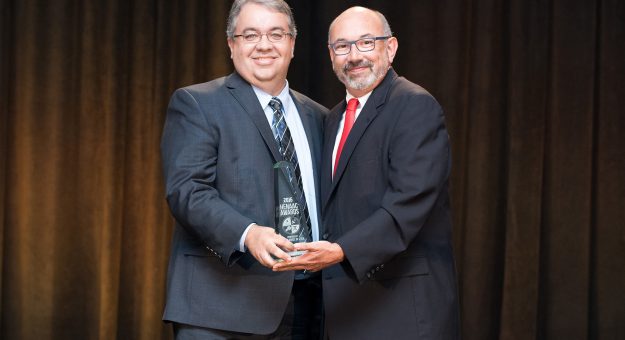 El doctor Arturo J. Hernández Maldonado recibió el Professional Achievement Award de parte del ingeniero Rudolf C. Montiel, de Great Minds in STEM, durante la Hispanic Engineer National Achievement Awards Conference, en California.