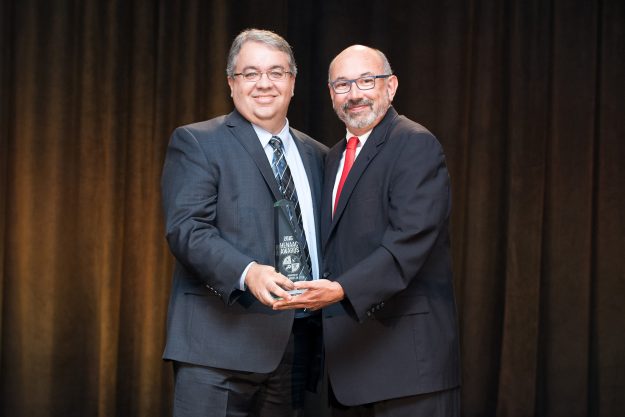 El doctor Arturo J. Hernández Maldonado recibió el Professional Achievement Award de parte del ingeniero Rudolf C. Montiel, de Great Minds in STEM, durante la Hispanic Engineer National Achievement Awards Conference, en California. El doctor Arturo J. Hernández Maldonado recibió el Professional Achievement Award de parte del ingeniero Rudolf C. Montiel, de Great Minds in STEM, durante la Hispanic Engineer National Achievement Awards Conference, en California.