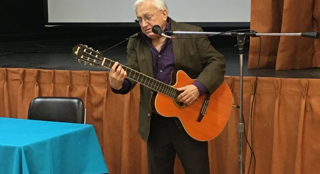 El Topo interpreta Verde Luz en UPR Aguadilla