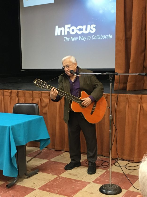 El Topo interpreta Verde Luz en UPR Aguadilla El Topo interpreta Verde Luz en UPR Aguadilla