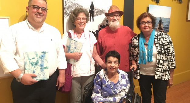 En la foto, Yuriel Cros, hijo de Fernando Cros, Rita Rodriguez, Antonio Martorell y la doctora Heida Zambrana junto a Deledda Cros, viuda del poeta