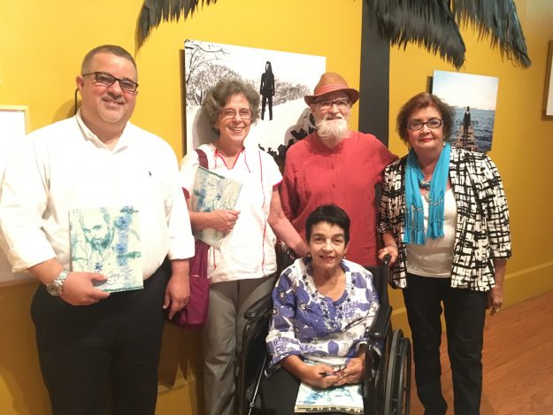 En la foto, Yuriel Cros, hijo de Fernando Cros, Rita Rodriguez, Antonio Martorell y la doctora Heida Zambrana junto a Deledda Cros, viuda del poeta En la foto, Yuriel Cros, hijo de Fernando Cros, Rita Rodriguez, Antonio Martorell y la doctora Heida Zambrana junto a Deledda Cros, viuda del poeta