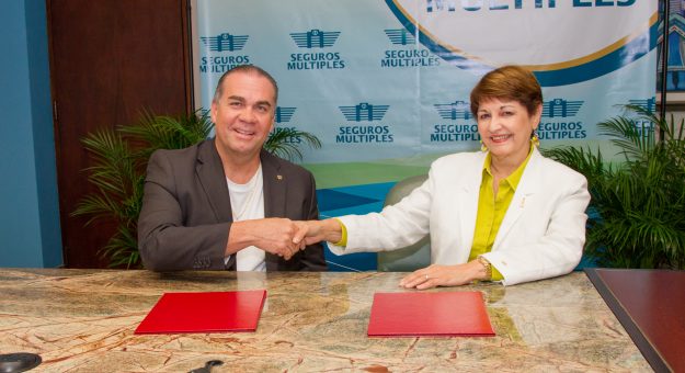 Luis Velázquez Vera, presidente Junta de Directores de la Cooperativa de Seguros Múltiples y María de los Ángeles Castro Arroyo, rectora interina del Recinto de Río Piedras de la UPR