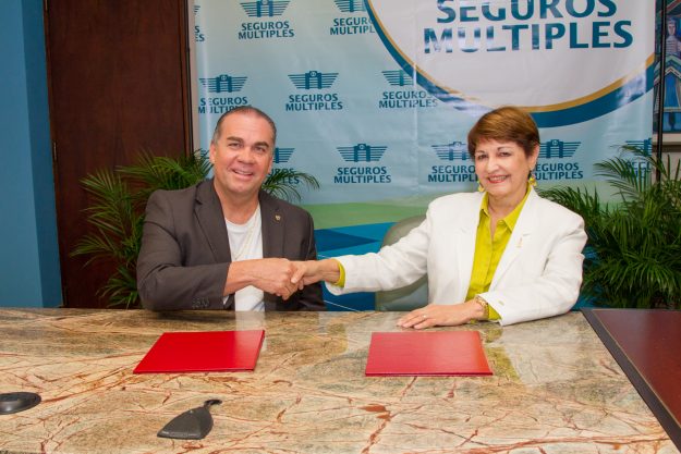 Luis Velázquez Vera, presidente Junta de Directores de la Cooperativa de Seguros Múltiples y María de los Ángeles Castro Arroyo, rectora interina del Recinto de Río Piedras de la UPR Luis Velázquez Vera, presidente Junta de Directores de la Cooperativa de Seguros Múltiples y María de los Ángeles Castro Arroyo, rectora interina del Recinto de Río Piedras de la UPR