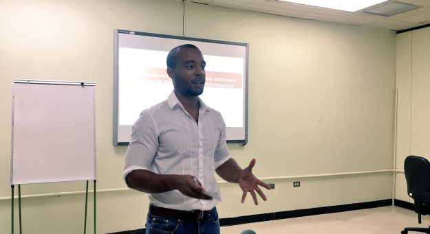 El estudiante Jafet Nieves presenta su investigación Actitudes políticas entre los jóvenes puertorriqueños en el contexto de la crisis Fiscal, un estudio antropológico