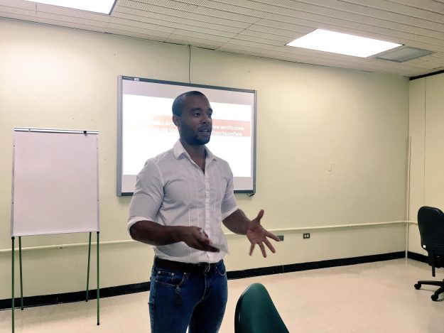El estudiante Jafet Nieves presenta su investigación Actitudes políticas entre los jóvenes puertorriqueños en el contexto de la crisis Fiscal, un estudio antropológico El estudiante Jafet Nieves presenta su investigación Actitudes políticas entre los jóvenes puertorriqueños en el contexto de la crisis Fiscal, un estudio antropológico
