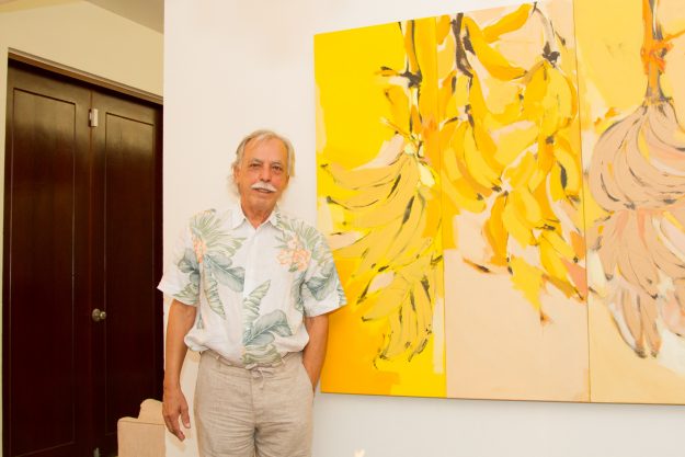 Nelson Sambolín junto a la obra en lienzo ¡Amarillo, amarillo, los plátanos! Nelson Sambolín junto a la obra en lienzo ¡Amarillo, amarillo, los plátanos!