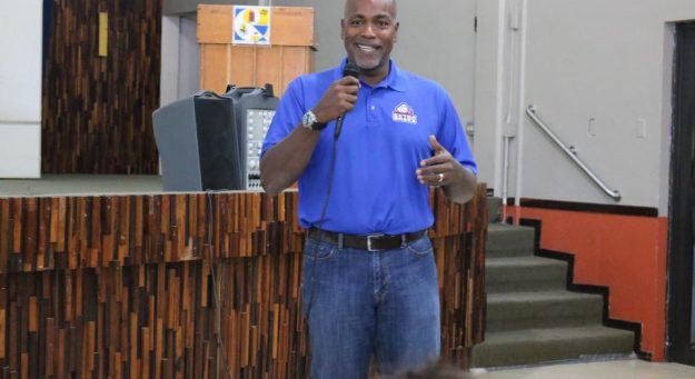 Carlos Delgado comparte su historia de éxito con atletas de la UPR Aguadilla