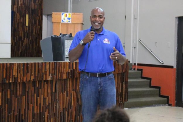 Carlos Delgado comparte su historia de éxito con atletas de la UPR Aguadilla Carlos Delgado comparte su historia de éxito con atletas de la UPR Aguadilla