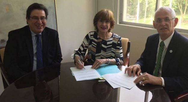 En la foto, el Dr. Mario Medina Cabán, la Dra. Celeste Freytes y el Dr. John Fernández Van Cleve