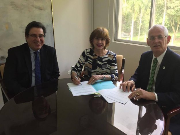 En la foto, el Dr. Mario Medina Cabán, la Dra. Celeste Freytes y el Dr. John Fernández Van Cleve En la foto, el Dr. Mario Medina Cabán, la Dra. Celeste Freytes y el Dr. John Fernández Van Cleve