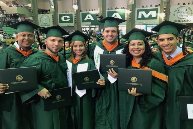 El RUM hizo historia al celebrar su primera graduación en un mes de enero. Azyadeth Vélez Candelario/Prensa RUM El RUM hizo historia al celebrar su primera graduación en un mes de enero. Azyadeth Vélez Candelario/Prensa RUM