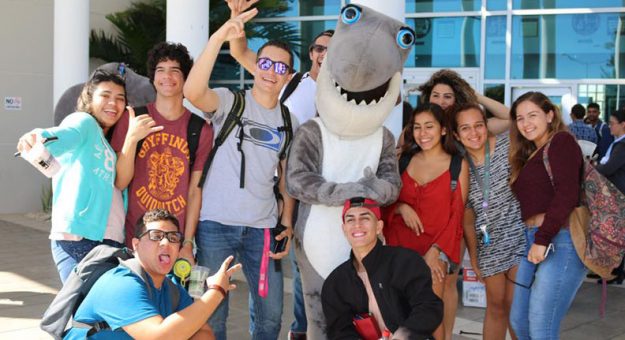 Mascota UPR-Aguadilla y estudiantes del recinto en su primer de clases