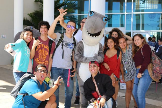Mascota UPR-Aguadilla y estudiantes del recinto en su primer de clases Mascota UPR-Aguadilla y estudiantes del recinto en su primer de clases