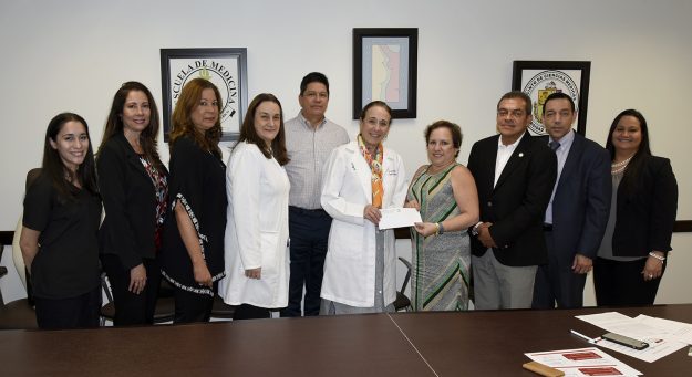 Dra. Josefina Romaguera y equipo de la Esc. Medicina reciben donativo de J&J