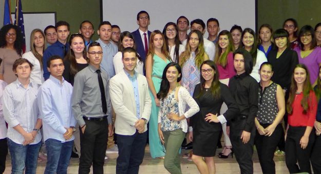 Estudiantes y profesores de UPR-Cayey participantes del estudio publicado en la prestigiosa revista Nature Microbiology