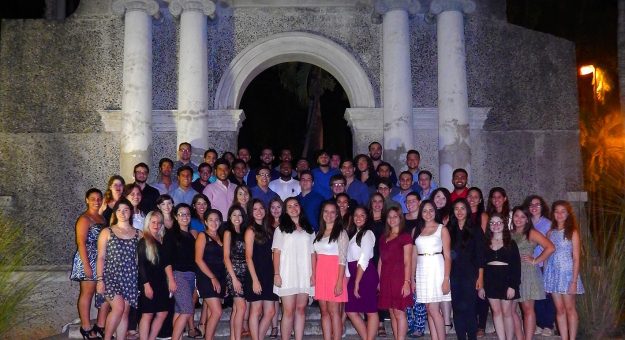 Coral en el Pórtico del RUM