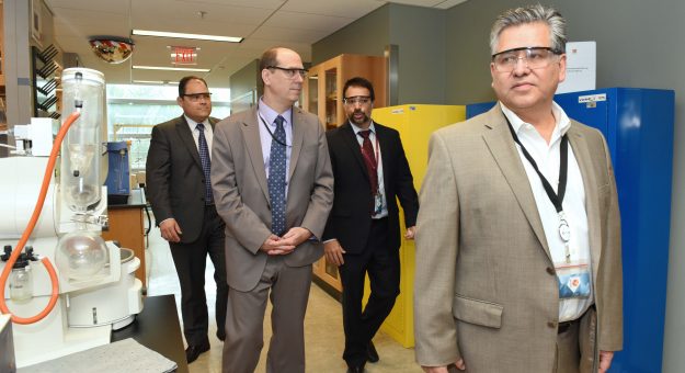 Visita NASA el Centro de Investigación en Ciencias Moleculares UPR