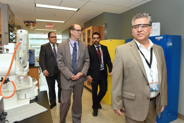 Visita NASA el Centro de Investigación en Ciencias Moleculares UPR Visita NASA el Centro de Investigación en Ciencias Moleculares UPR