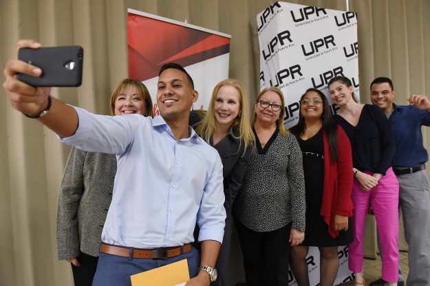 Entrega de Becas Johnson & Johnson a Estudiantes de Enfermería UPR Entrega de Becas Johnson & Johnson a Estudiantes de Enfermería UPR