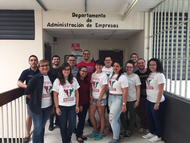 Estudiantes de UPR Cayey desarrollan estrategias para que el recinto genere sus propios fondos Estudiantes de UPR Cayey desarrollan estrategias para que el recinto genere sus propios fondos