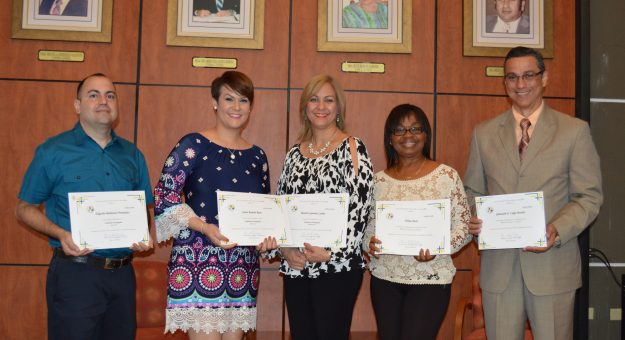 Exalumos y atletas distinguidos- Sr. Edgardo Babilonia, Dra. Janet Román, Dra. Beatriz Guerrero, Sra. Vilma Paris y Dr. Giancarlo Luigi