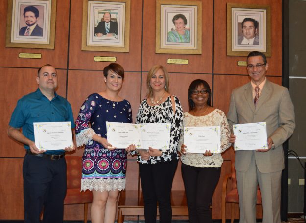 Exalumos y atletas distinguidos- Sr. Edgardo Babilonia, Dra. Janet Román, Dra. Beatriz Guerrero, Sra. Vilma Paris y Dr. Giancarlo Luigi Exalumos y atletas distinguidos- Sr. Edgardo Babilonia, Dra. Janet Román, Dra. Beatriz Guerrero, Sra. Vilma Paris y Dr. Giancarlo Luigi